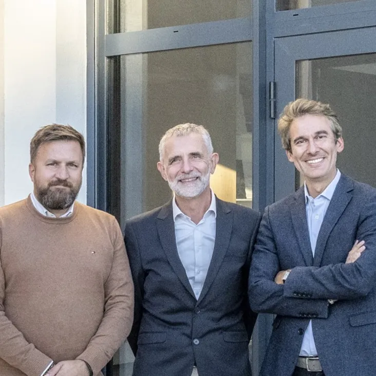 Julien Freymann, Jean-Yves Giraud et Nicolas Canadas de la société Iroko posant devant les locaux de l’entreprise.