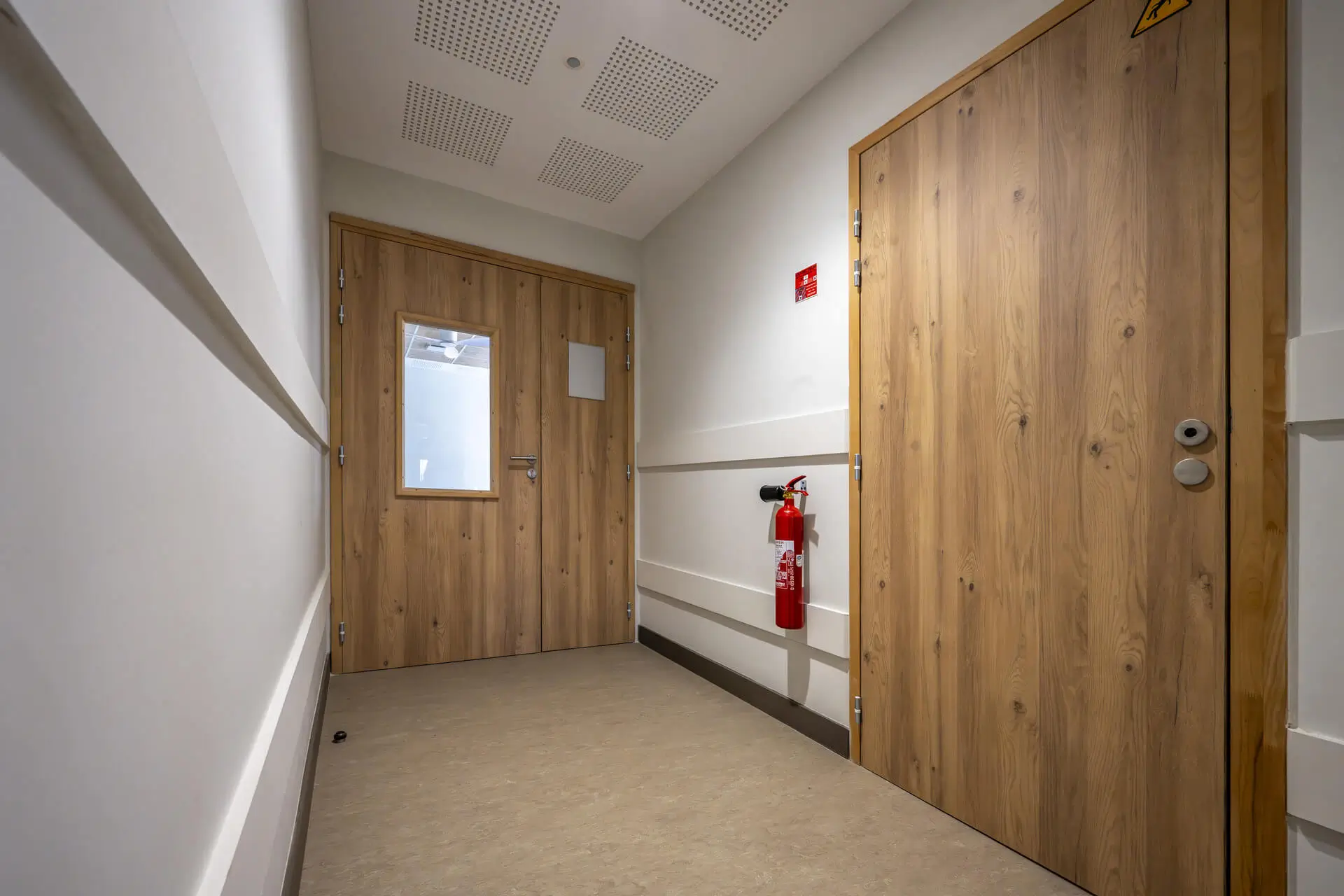 Série de blocs-portes en bois intégrés dans un espace intérieur professionnel