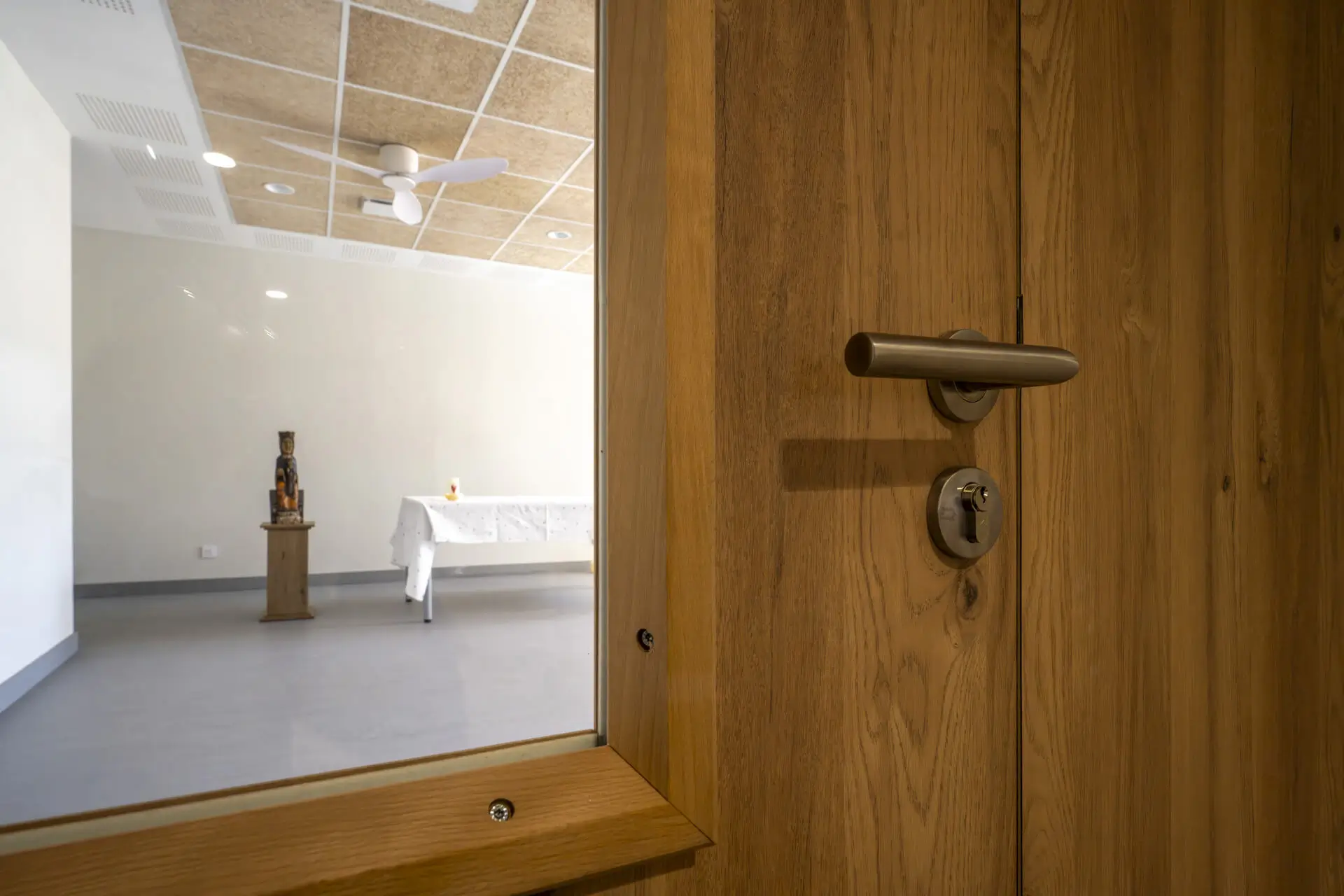 Détail d’une porte intérieure en bois avec poignée et vitrage intégré