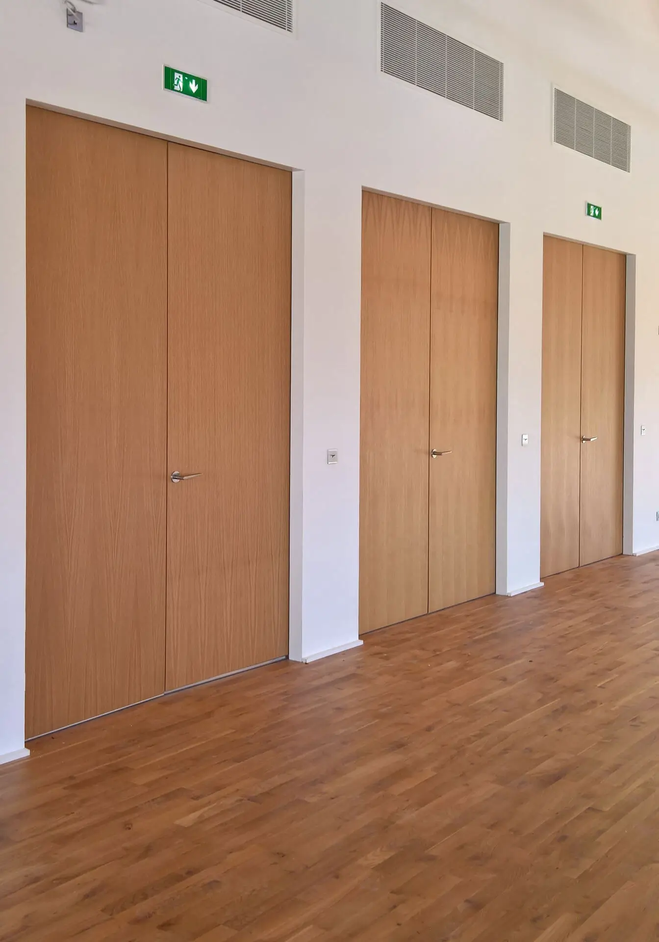 Portes intérieures en bois installées dans un couloir de bâtiment public